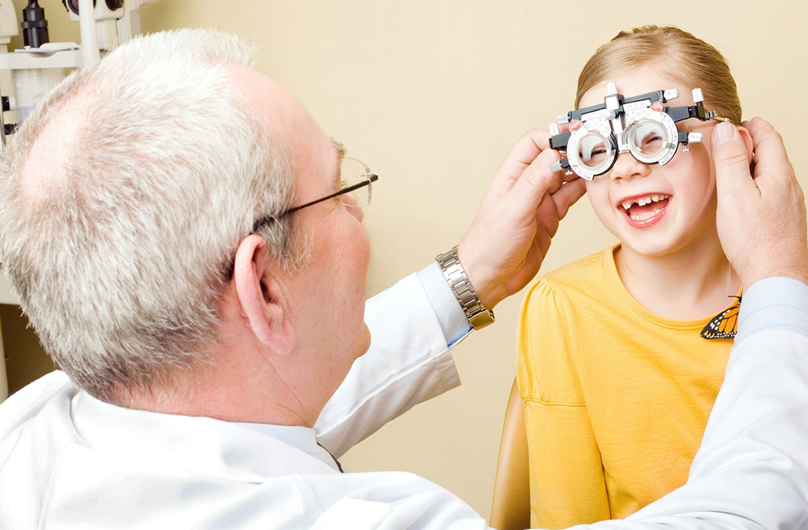 Врач подбирающий очки. Детская офтальмология. Офтальмология дети. Очки для слепых детей. Очки для слабовидящих детей.